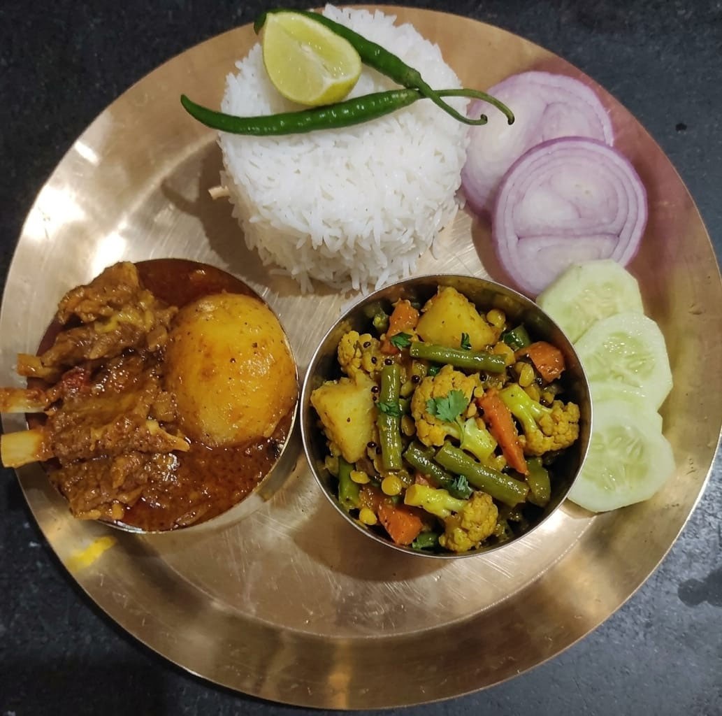 সাদা ভাত, গরুর মাংস, সবজি, ডাল