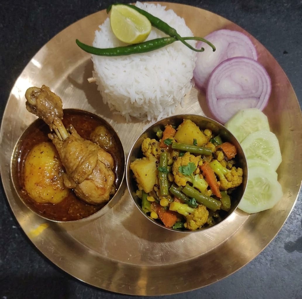 সাদা ভাত, মুরগীরমাংস, সবজি, ডাল